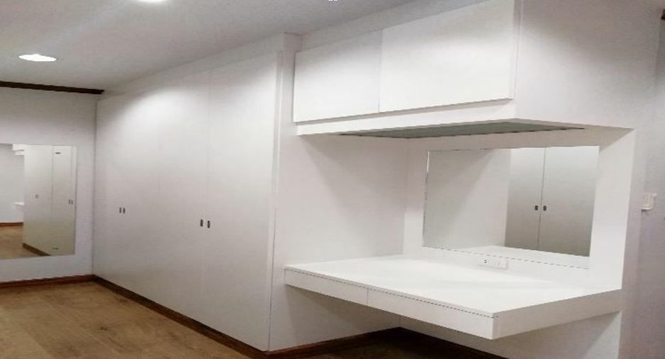 For rent 3 bedrooms condo in Bang Rak, Bangkok
