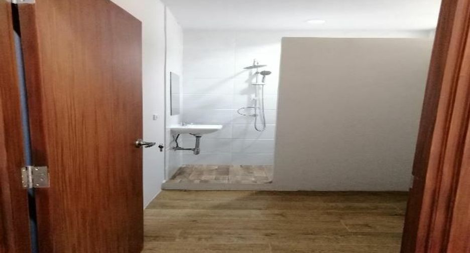 For rent 3 bedrooms condo in Bang Rak, Bangkok