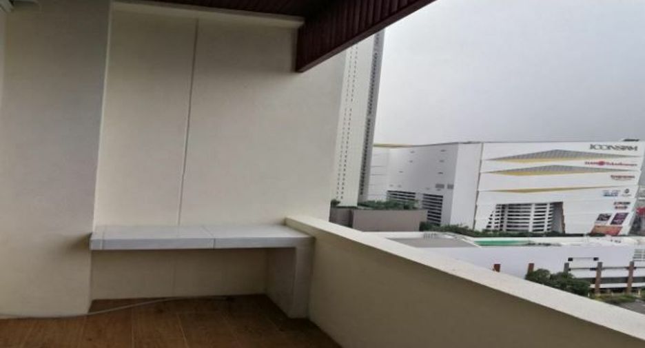 For rent 3 bedrooms condo in Bang Rak, Bangkok