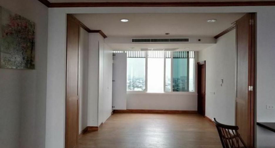 For rent 3 bedrooms condo in Bang Rak, Bangkok