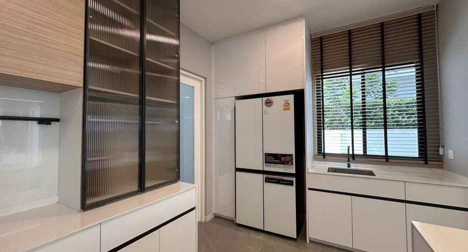 Casa en alquiler de 4 habitaciones en Bang Phli, Samut Prakan