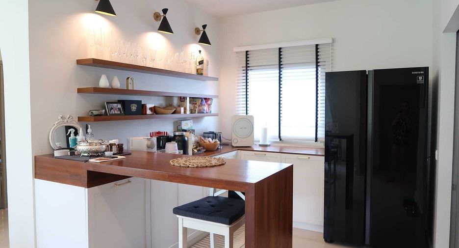 For sale and for rent 4 bedrooms house in Saphan Sung, Bangkok
