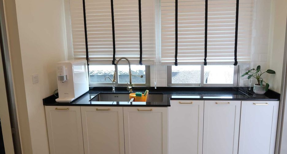 For sale and for rent 4 bedrooms house in Saphan Sung, Bangkok