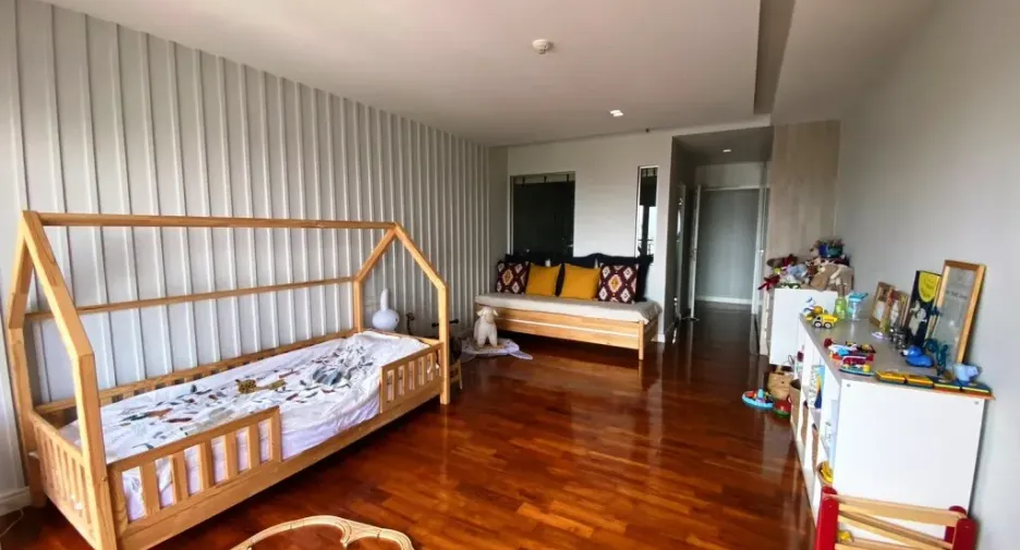 For rent 3 bedrooms condo in Sathon, Bangkok
