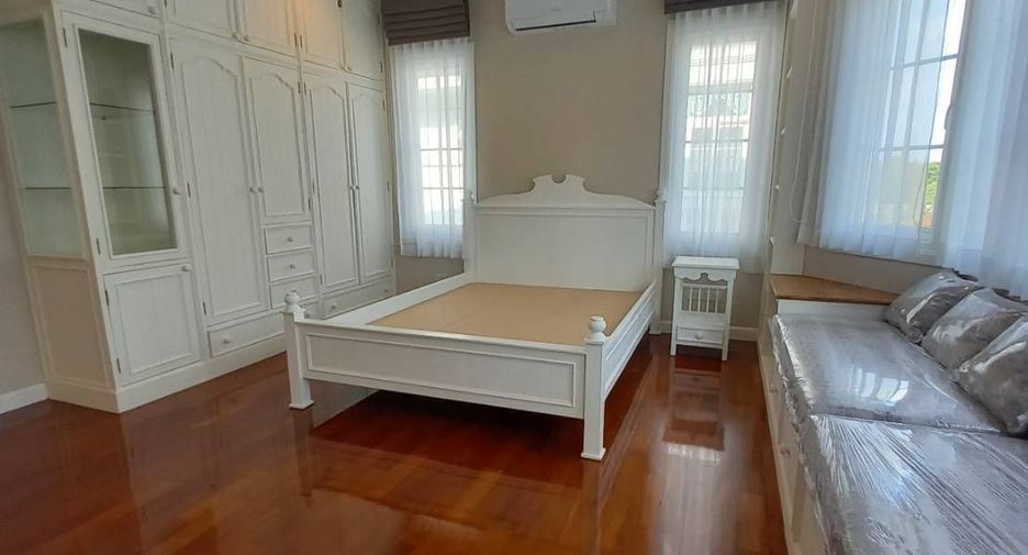 À louer 4 chambres maison à Bang Na, Bangkok