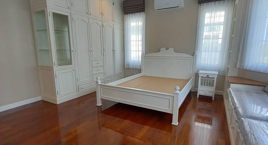 À louer 4 chambres maison à Bang Na, Bangkok