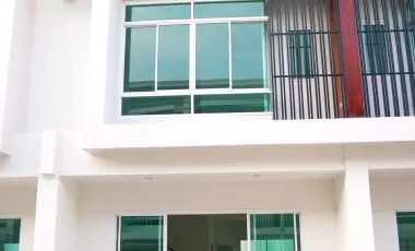 Casa adosada en alquiler de 4 habitaciones en Nong Khaem, Bangkok