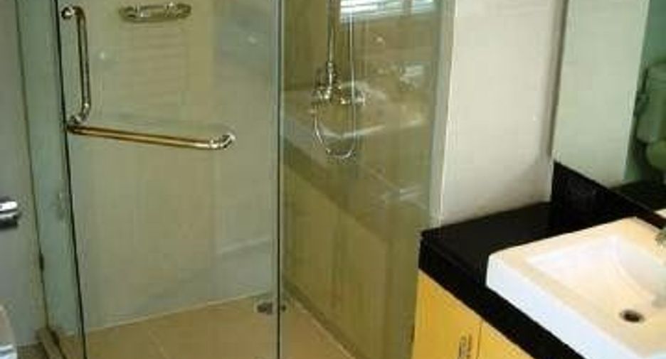 For rent 3 bedrooms condo in Khlong Toei, Bangkok