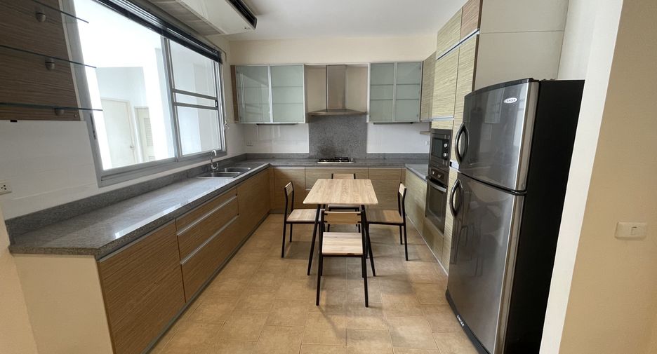 For rent 3 bedrooms house in Huai Khwang, Bangkok