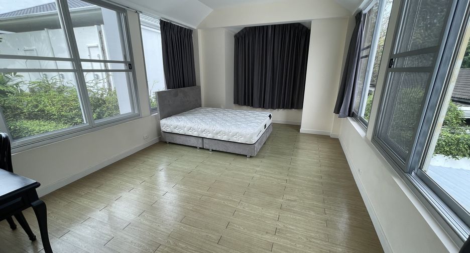For rent 3 bedrooms house in Huai Khwang, Bangkok