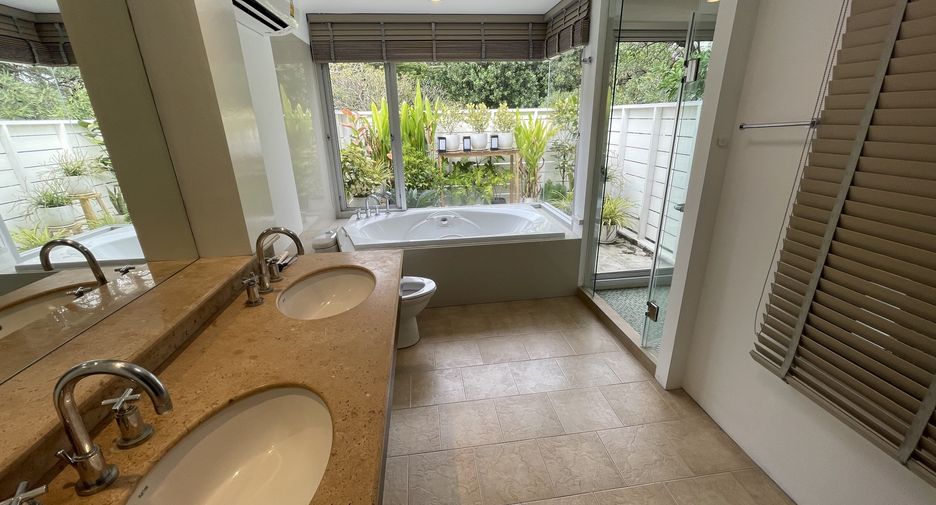 For rent 3 bedrooms house in Huai Khwang, Bangkok