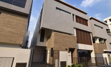 For sale 4 bedrooms house in Huai Khwang, Bangkok
