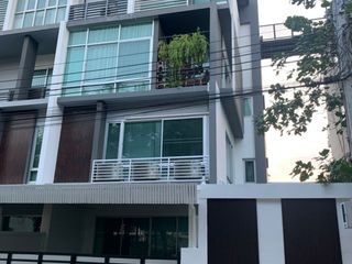 For sale 5 bedrooms house in Wang Thonglang, Bangkok