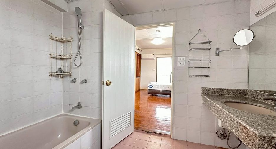 For rent 2 bedrooms condo in Phra Khanong, Bangkok