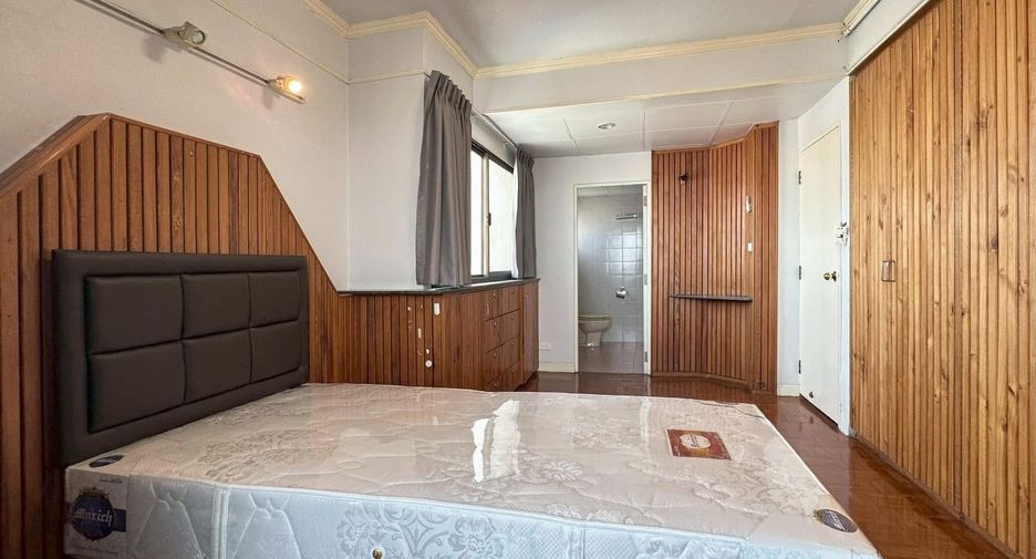 For rent 2 bedrooms condo in Phra Khanong, Bangkok