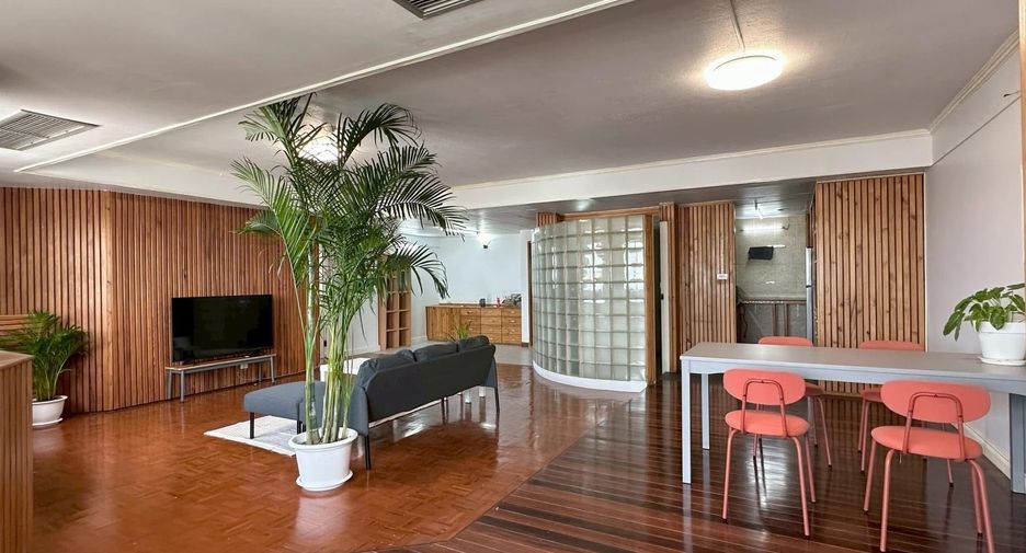 For rent 2 bedrooms condo in Phra Khanong, Bangkok