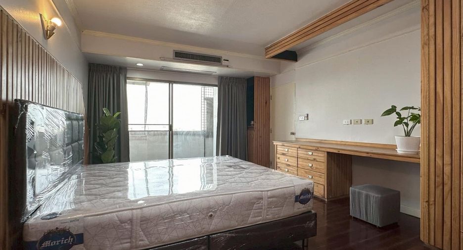 For rent 2 bedrooms condo in Phra Khanong, Bangkok