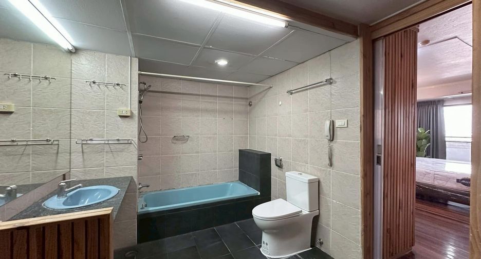 For rent 2 bedrooms condo in Phra Khanong, Bangkok