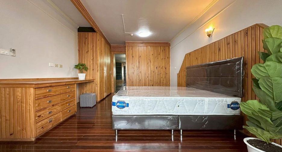 For rent 2 bedrooms condo in Phra Khanong, Bangkok
