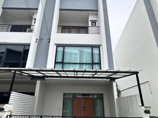 Reihenhaus zum Kauf und zur Miete mit 3 Zimmer in Phra Khanong, Bangkok