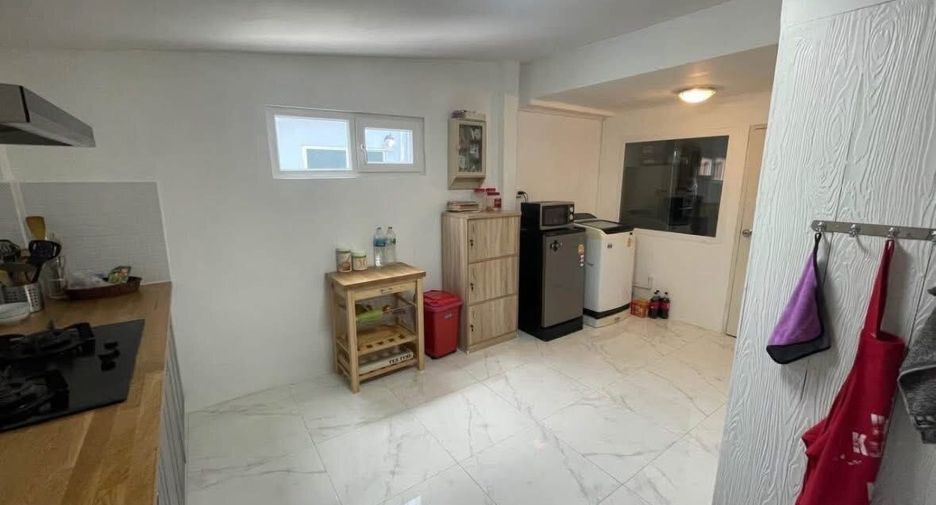 For rent 5 bedrooms condo in Bang Kapi, Bangkok