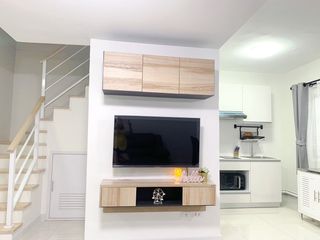 Casa adosada en alquiler de 3 habitaciones en Sai Mai, Bangkok