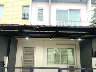 Casa adosada en alquiler de 3 habitaciones en Sai Mai, Bangkok