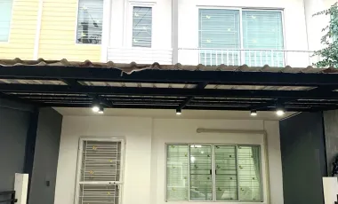 Casa adosada en alquiler de 3 habitaciones en Sai Mai, Bangkok