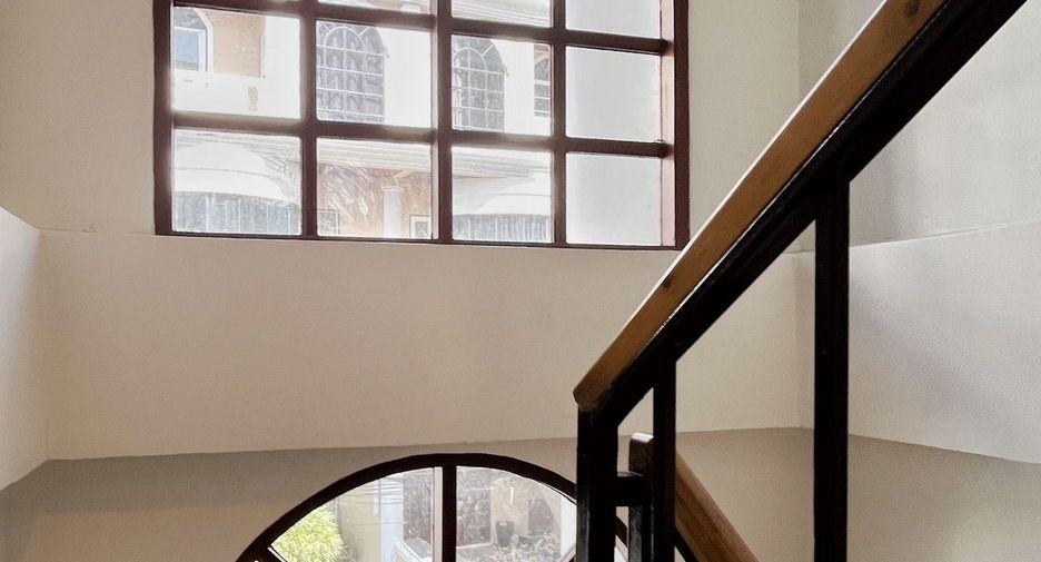 Casa adosada en alquiler de 4 habitaciones en Watthana, Bangkok