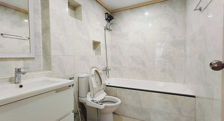 For rent 2 bedrooms condo in Watthana, Bangkok
