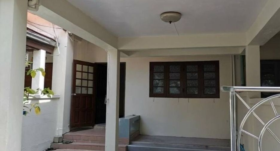 For rent 4 bedrooms townhouse in Bang Kapi, Bangkok