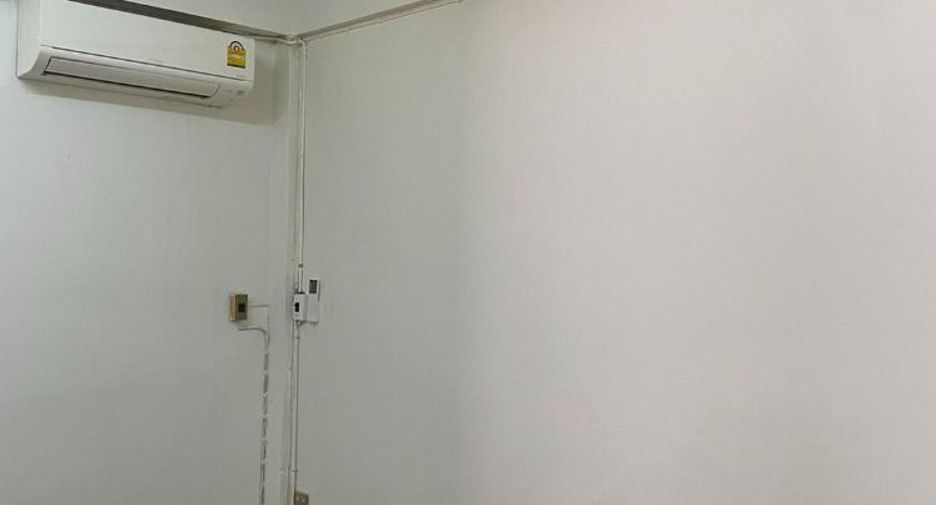 For rent 4 bedrooms townhouse in Bang Kapi, Bangkok