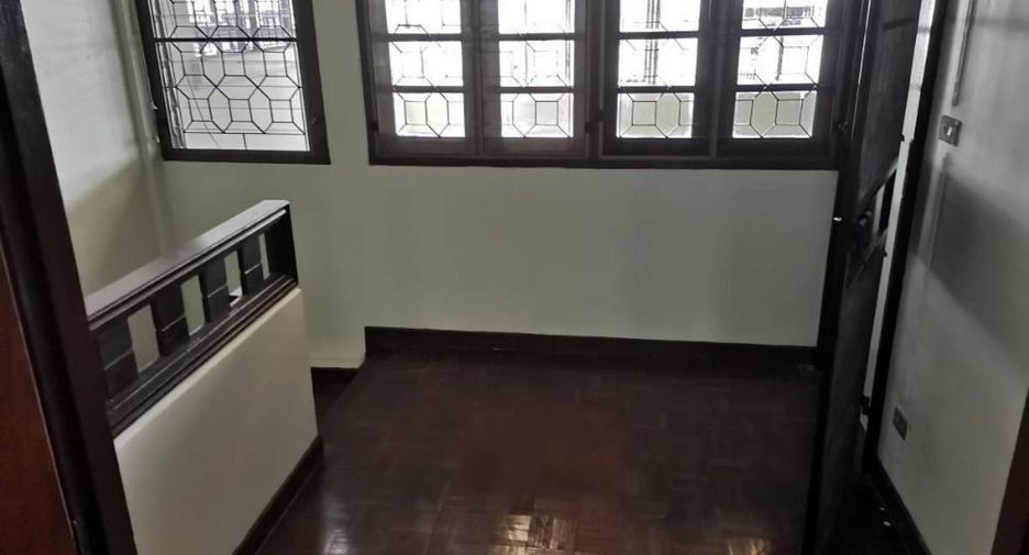 For rent 4 bedrooms townhouse in Bang Kapi, Bangkok