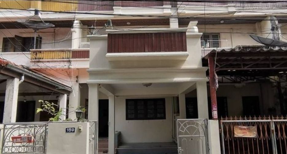 For rent 4 bedrooms townhouse in Bang Kapi, Bangkok