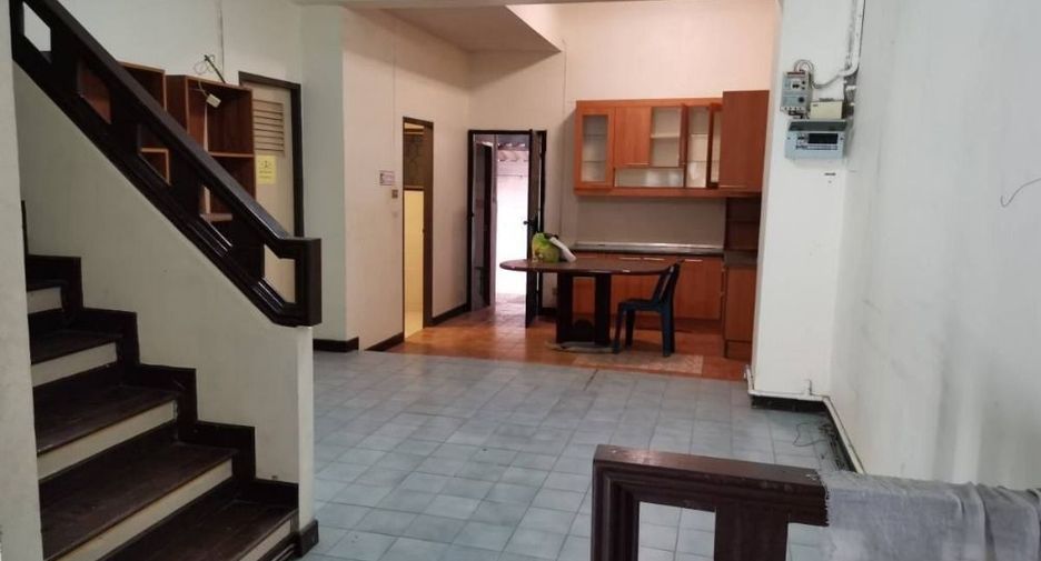 For rent 4 bedrooms townhouse in Bang Kapi, Bangkok