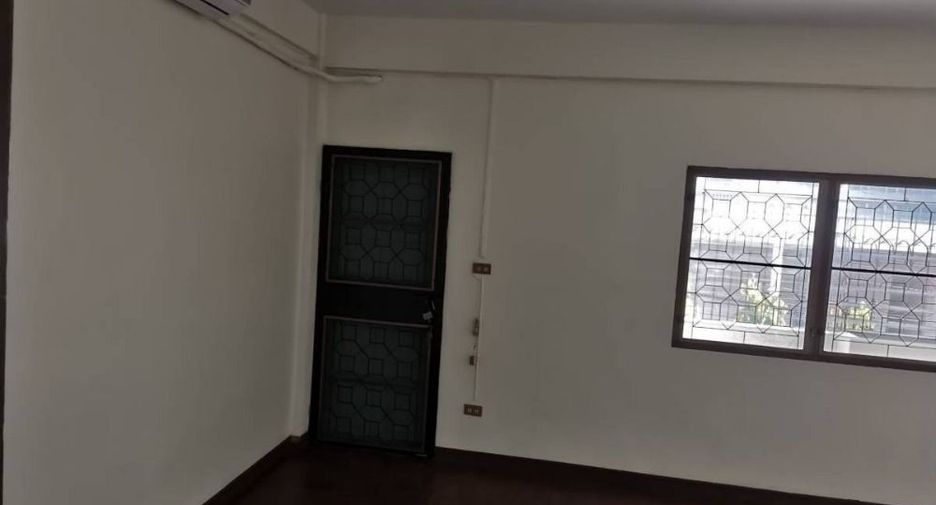 For rent 4 bedrooms townhouse in Bang Kapi, Bangkok