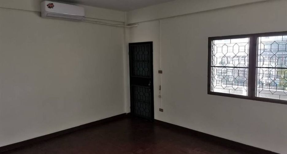 For rent 4 bedrooms townhouse in Bang Kapi, Bangkok