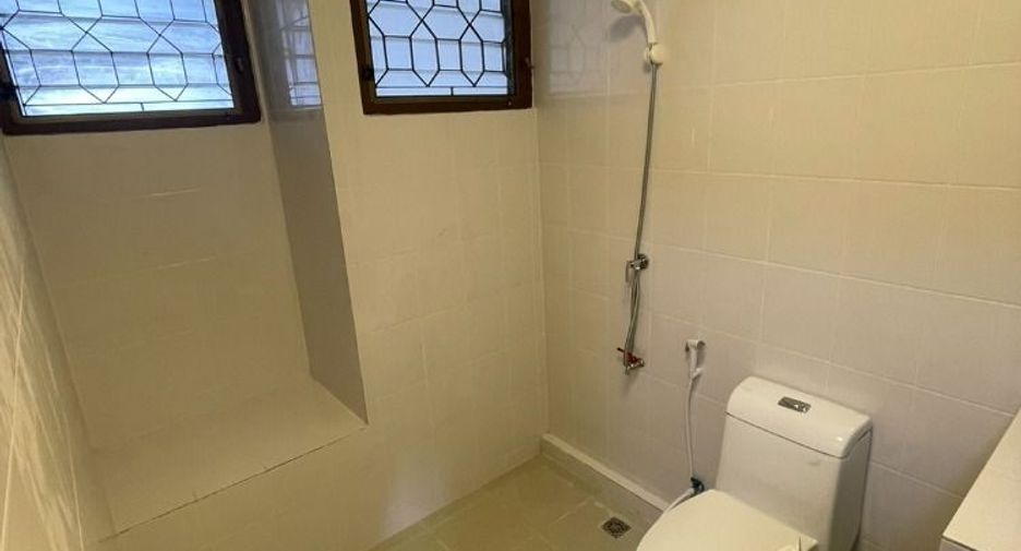For rent 4 bedrooms townhouse in Bang Kapi, Bangkok
