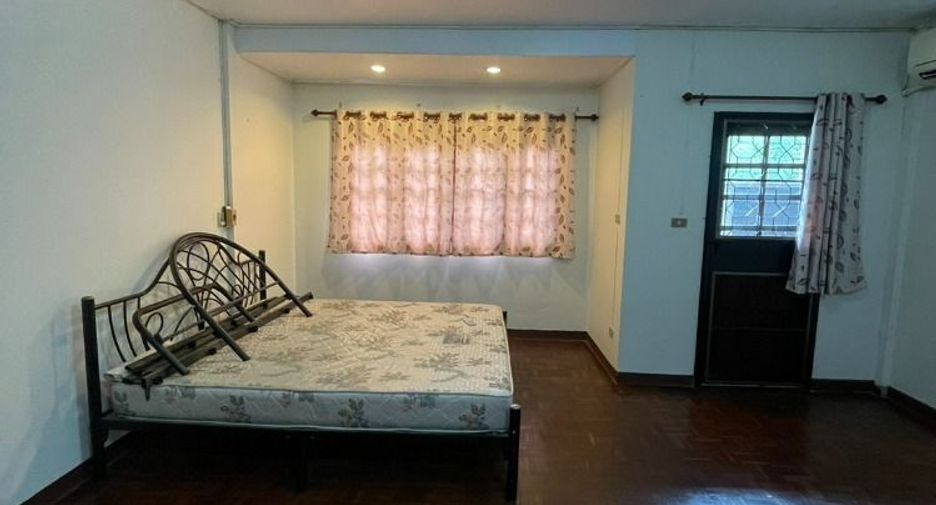 For rent 4 bedrooms townhouse in Bang Kapi, Bangkok