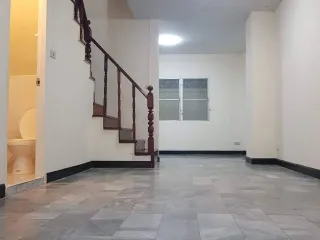 Reihenhaus zum Kauf mit 3 Zimmer in Khlong Sam Wa, Bangkok