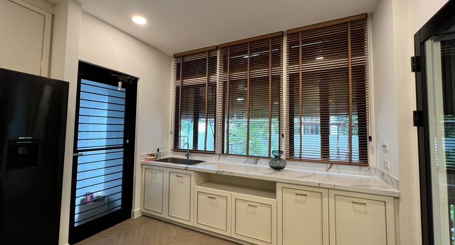 Casa en venta y en alquiler de 4 habitaciones en Saphan Sung, Bangkok