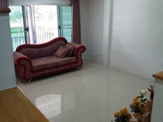 Casa adosada en venta de 3 habitaciones en Thung Khru, Bangkok