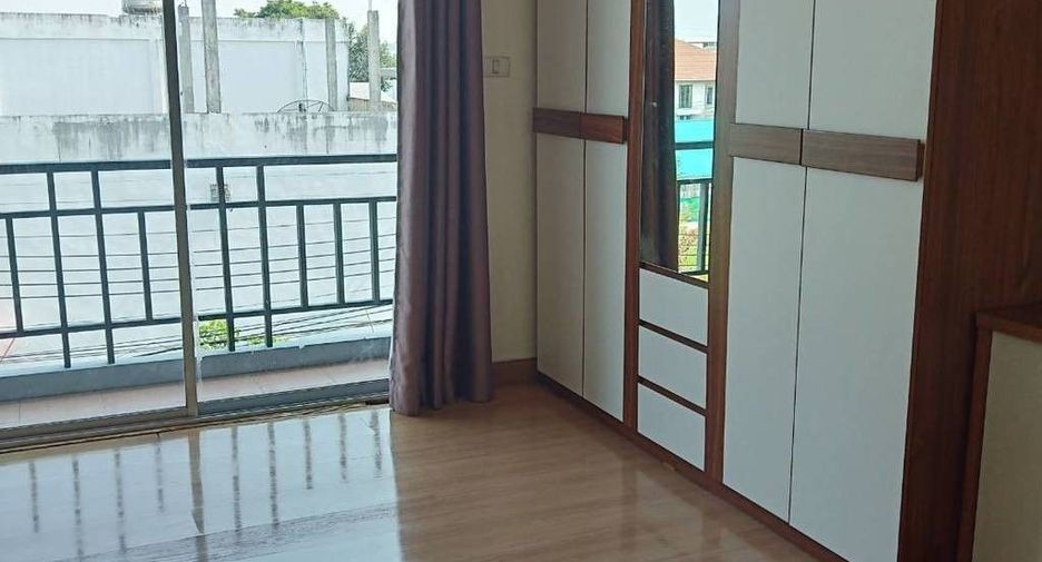 Casa adosada en venta de 3 habitaciones en Thung Khru, Bangkok