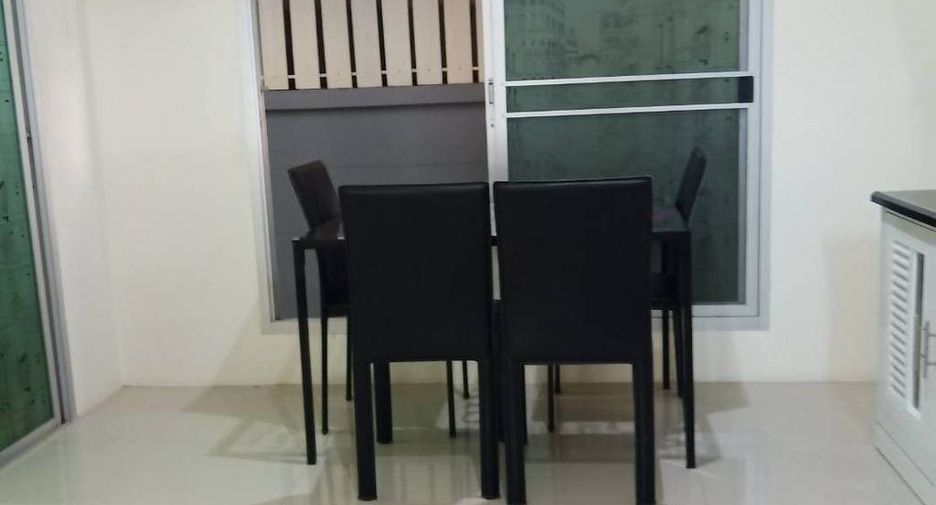 Casa adosada en venta de 3 habitaciones en Thung Khru, Bangkok