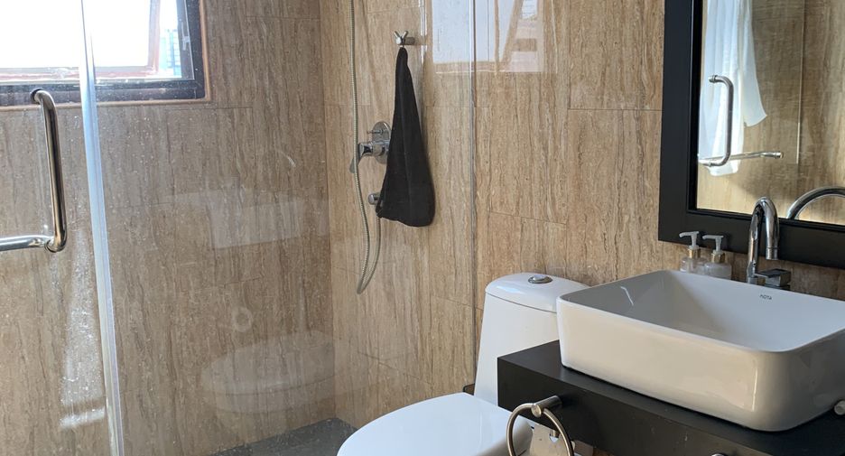 For sale 2 bedrooms condo in Huai Khwang, Bangkok
