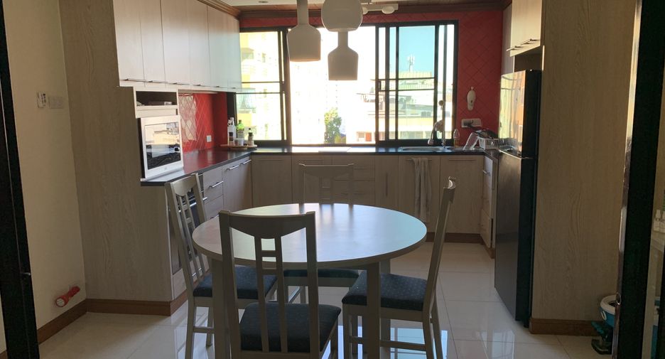 For sale 2 bedrooms condo in Huai Khwang, Bangkok