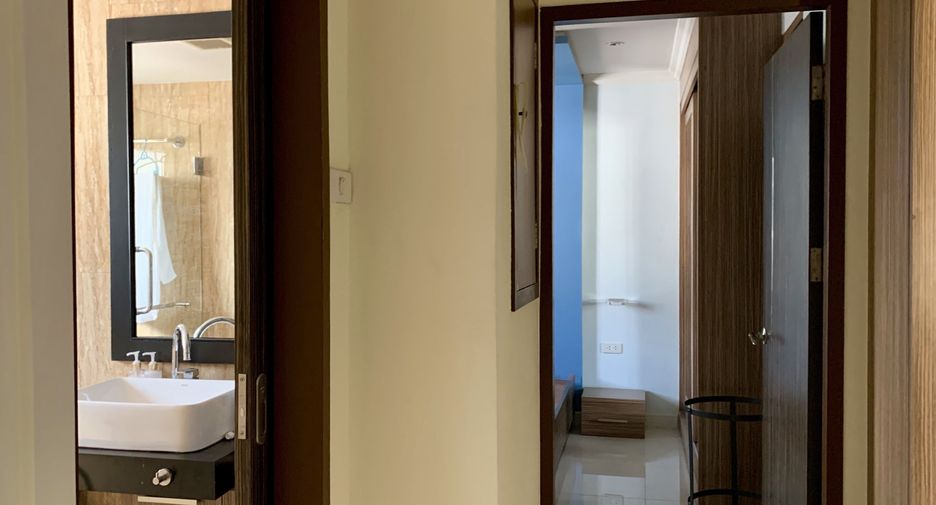 For sale 2 bedrooms condo in Huai Khwang, Bangkok