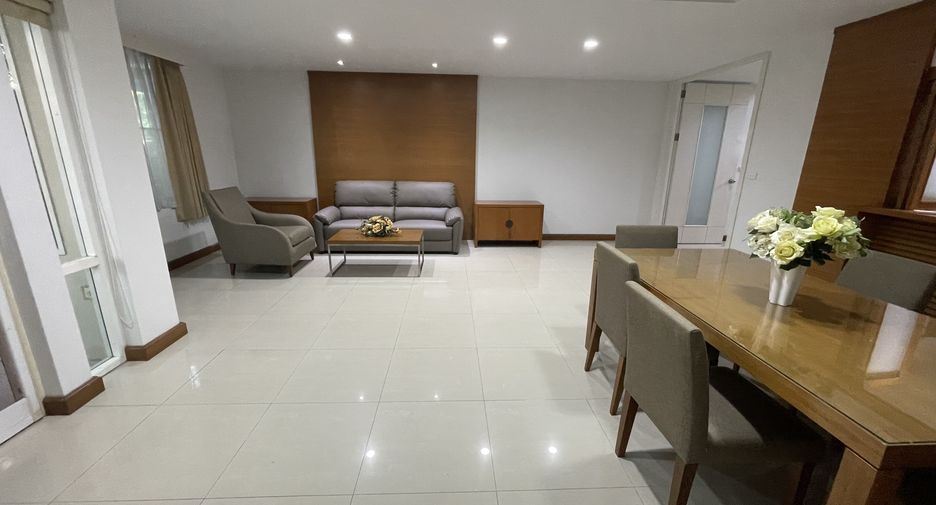 For rent 4 bedrooms house in Watthana, Bangkok