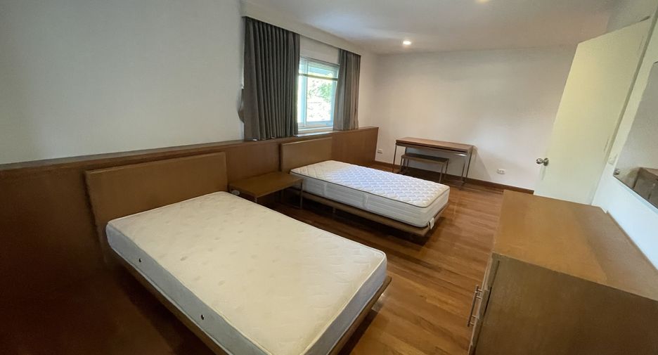 For rent 4 bedrooms house in Watthana, Bangkok