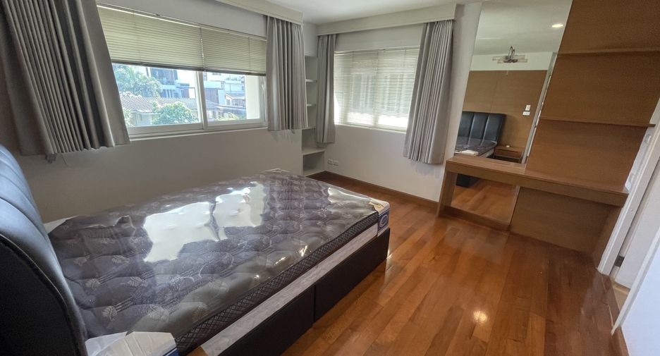 For rent 4 bedrooms house in Watthana, Bangkok